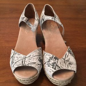 Toms Espadrille Wedge in gray and back print